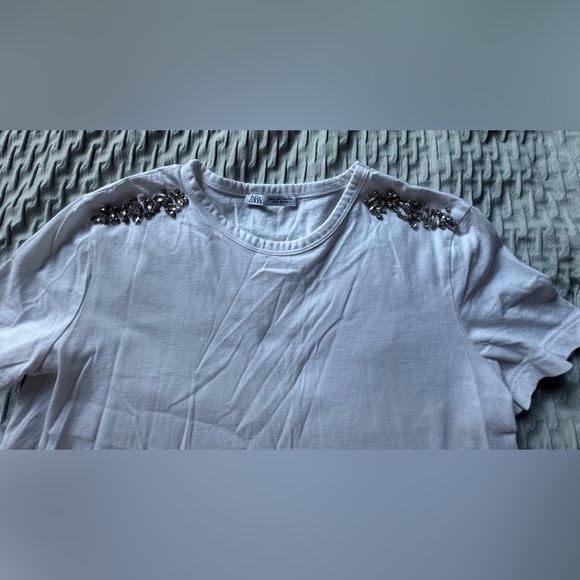 Zara Classic White Tee with Embellishments on the shoulders. - Picture 6 of 9